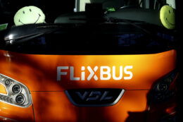Copertina di “Sono stato lasciato a piedi da Flixbus all’1 di notte. Il pullman ha saltato la nostra fermata, ho speso 295 euro di taxi per tornare a casa”: la denuncia di Filippo