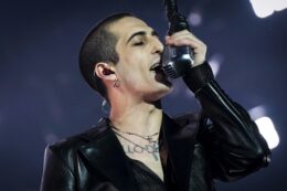 Copertina di “Damiano dei Maneskin ha ‘rubato’ il mio cognome di famiglia. Per questo ora lo uso, è un modo di reclamarlo”: la confessione del cantautore