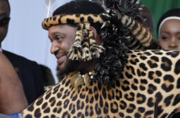 Copertina di “Il triangolo no, non lo voglio”: la prima moglie del re Zulu furiosa e contraria al terzo matrimonio del marito e si è rivolta pure al tribunale