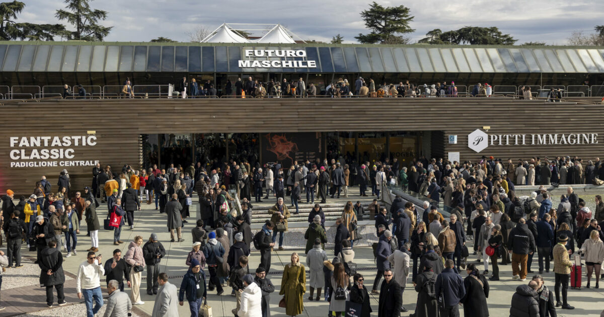 “Il 2025 sarà un anno spartiacque. Basta alzare i prezzi, così nessuno compra più”: il reportage da Pitti Uomo e le tendenze per la moda maschile