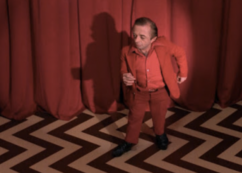 Copertina di Una donna cammina per un paese con un ceppo in mano. Il corpo di una donna è avvolto in un bozzolo di cellophane. Twin Peaks, il ricordo e la storia