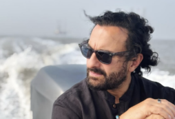 Copertina di Un uomo entra in casa dell’attore e durante una rissa lo accoltella: “Operato d’urgenza a causa di una grave lesione al midollo spinale” il volto di Bollywood Saif Ali Khan