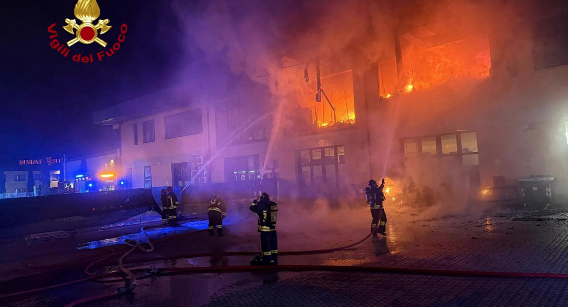 Scoppia un incendio nell’atelier di abiti da sposa: fiamme alte e una colonna di fumo nero, indagini in corso sulle cause del rogo