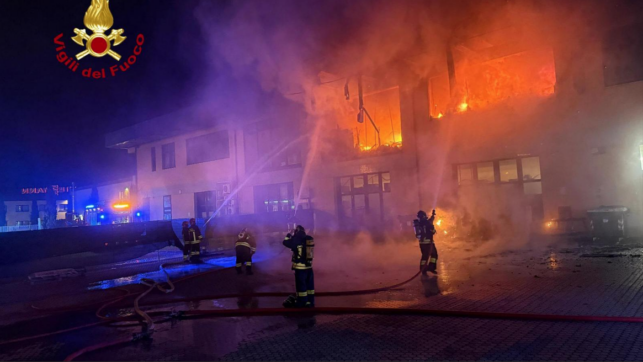 Scoppia un incendio nell’atelier di abiti da sposa: fiamme alte e una colonna di fumo nero, indagini in corso sulle cause del rogo