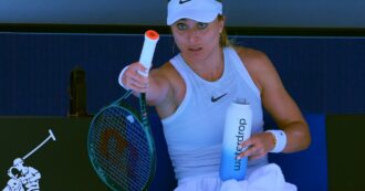 Copertina di Australian Open, lite in diretta per la coppia Badosa-Tsitsipas: lui prova a calmarla, lei si arrabbia ancora di più. E poi vince – Video