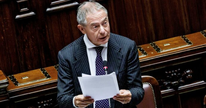 Urso: “Resta lo stop auto termiche al 2035. Non s’aggirino le multe Ue” (come Stellantis)