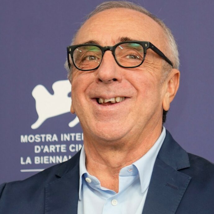 “Vedo i colleghi della mia leva che partono per l’altro mondo… È complicato abituarsi all’idea di non esserci più. Mi piacerebbe una vecchiaia alla Anthony Hopkins”: così Silvio Orlando