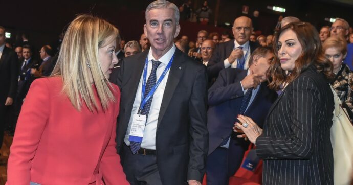 Copertina di La ministra Santanchè rinviata a giudizio nel processo su Visibilia: “I suoi bilanci erano truccati”. Schlein e Conte all’attacco: “Ora Meloni pretenda le dimissioni”
