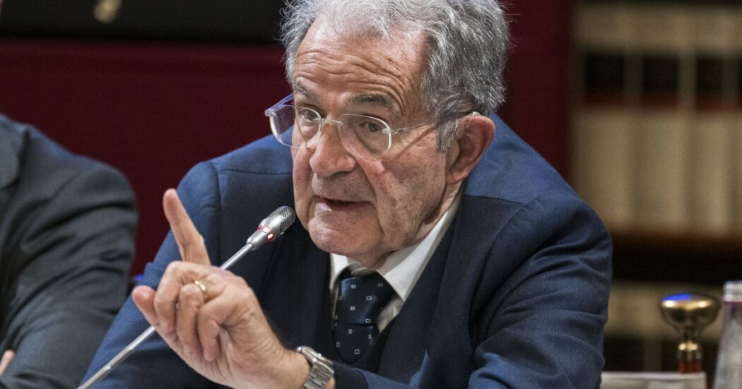 Prodi sul riarmo europeo: “Solo una prima tappa, serve un esercito comune. Con quello la Russia non avrebbe attaccato l’Ucraina”