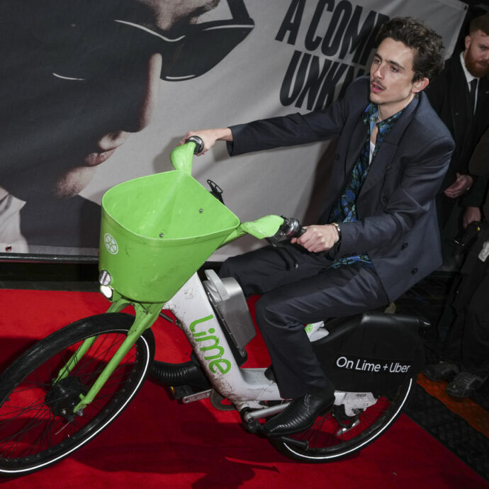 Timothée Chalamet sul red carpet con la bici elettrica a noleggio: multato