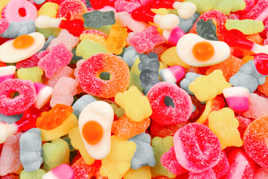 “E’ cancerogeno”: gli Usa vietano l’uso del colorante rosso n. 3 in alimenti e farmaci. Dalle caramelle alle bibite, ecco dove si trova