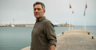 Copertina di “Se mi togli il lavoro sono un vecchietto che accompagna in giro il cane. La fine del matrimonio con Sebastiano? È sciocco rimanere ancorati a una idea, si crepa”: parla Filippo Timi