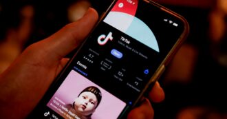 Copertina di Alla ricerca spasmodica di like e dipendenti da social e influencer: ecco l’identikit dei teenager italiani nel 2025