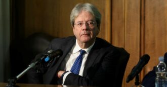 Copertina di Tutti al centro: da Ruffini  a Gentiloni,  fronda anti-Elly