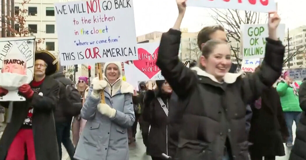 Migliaia di persone in piazza contro Trump negli Usa, a Washington il corteo di manifestanti: “Non avremmo mai pensato di essere di nuovo qui”