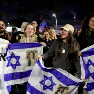 Copertina di Tregua, passano ostaggi e aiuti. Ma Smotrich: “Occupazione”