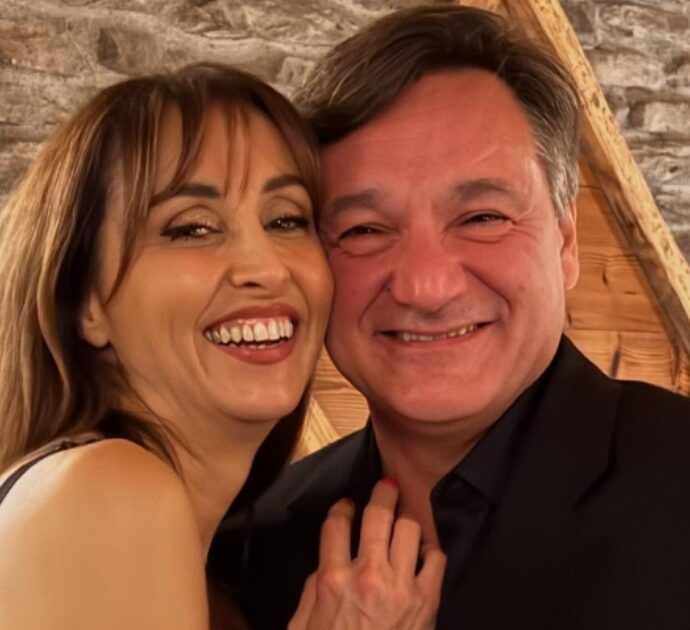 “Andavamo in un motel anche da sposati per trovare un po’ di privacy. Mi ha chiesto di sposarlo in aereo, mentre ero tramortita dai farmaci. Gli ho detto: ‘Sei scemo?'”: le confessioni di Benedetta Parodi e Fabio Caressa