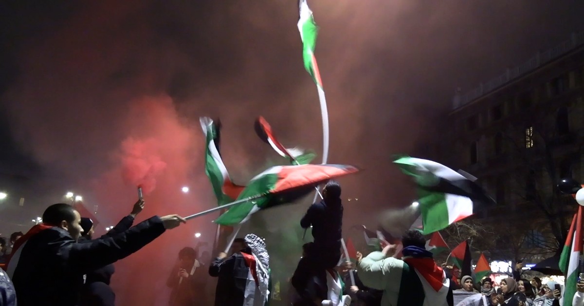 Fuochi d’artificio e balli a Milano per festeggiare il primo giorno di tregua a Gaza: la manifestazione in piazza Castello – Video