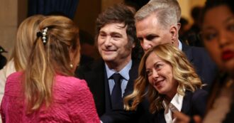 Copertina di Meloni da Trump, ma niente bilaterale: paura dei dazi. Il presidente Usa caccia via social i primi 4 funzionari: “Poi altri 1000”. E Musk resta solo alla guida del Doge
