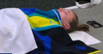 Copertina di Australian Open 2025, gli effetti di Melbourne: Rybakina stesa per terra coperta da un lenzuolo