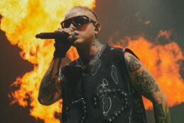 Copertina di Lazza: “Il mio tour è sconsigliato a cardiopatici e epilettici. Arrivo a fine concerto massacrato, ma felice. A San Siro vorrei portare tutto il mio Milan”