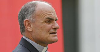 Copertina di Preti pedofili – Petizione contro il vescovo di Bolzano Muser: “Si dimetta”. Ma lui: “Difendo il nostro impegno. Don Carli innocente”