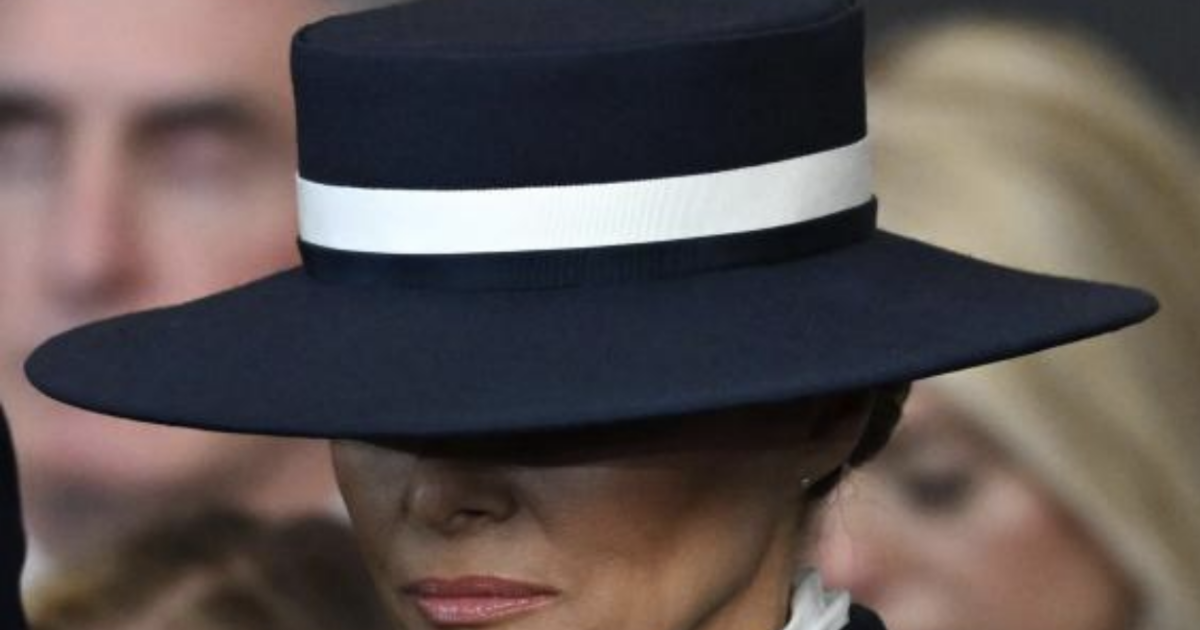 Melania Trump e il suo cappello a tesa ampia a nascondere gli occhi: “Era lì per l’inaugurazione o per uccidere Indiana Jones?”