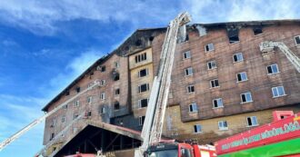 Copertina di Turchia, incendio devasta hotel nella località sciistica di Kartalkaya: “66 morti e 51 feriti”. Arrestato il proprietario della struttura