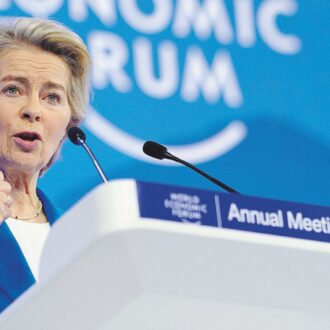 Copertina di Trump rompe l’Oms e il patto fiscale Ocse. Bruxelles balbetta