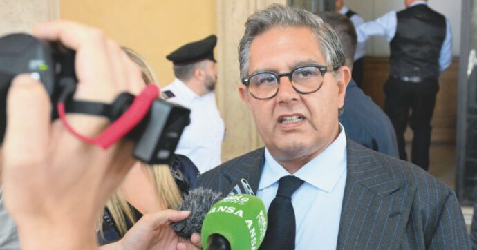 L’esposto: “L’Agenzia di Toti serve solo per pagare 100 mila euro al dirigente”