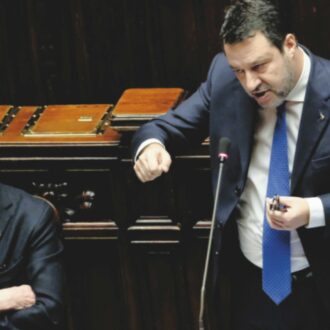 Copertina di Salvini insiste coi sospetti. Ma i conti sui ritardi non tornano