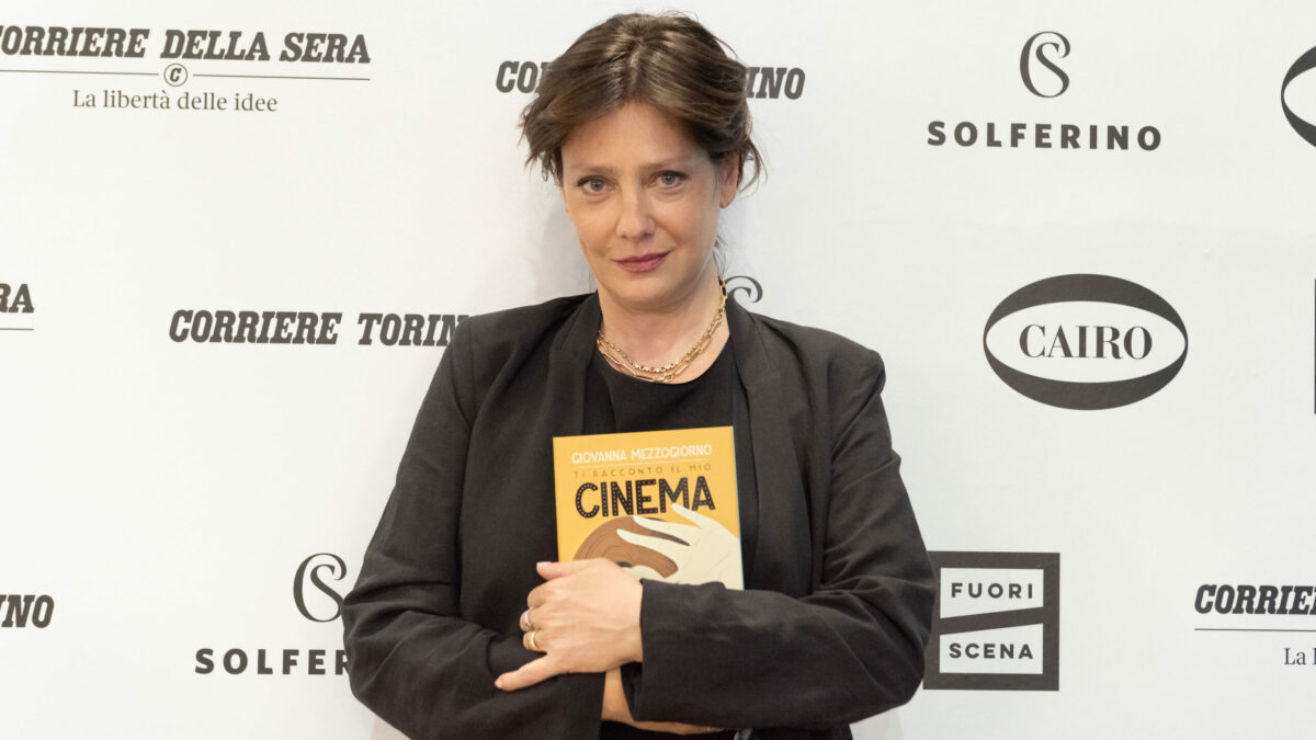 “Mio padre era rigoroso, fino ai 18 anni non ho avuto il permesso di uscire la sera. In vacanza aspettavo che i miei andassero a dormire per imbucarmi ai party. Era l’adrenalina della trasgressione”: così Giovanna Mezzogiorno