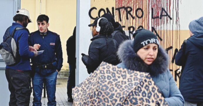 Torino, i migranti in coda al gelo: allestiti punti di riparo e ristoro