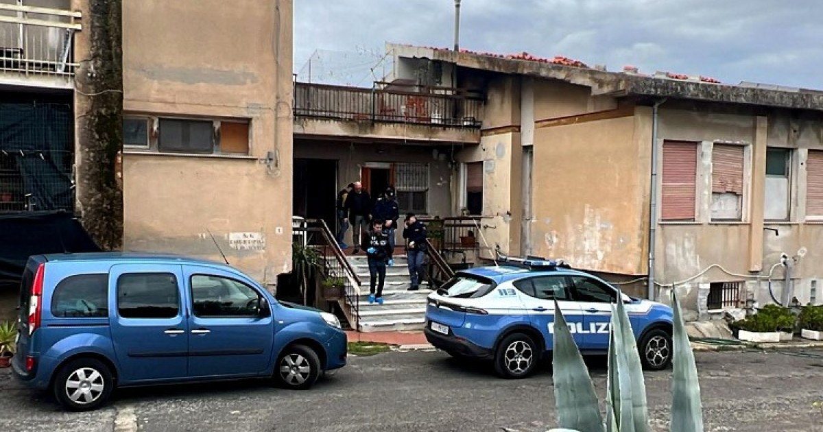 Arrestato per aver accoltellato la moglie del nipote, si difende: “Si è ferita da sola cadendo sulla lama”