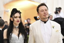 Copertina di “Il saluto nazista di Elon Musk? Non sono lui, io scelgo il benessere dei miei figli. Non posso essere odiata per quello che fa il mio ex”: lo sfogo di Grimes