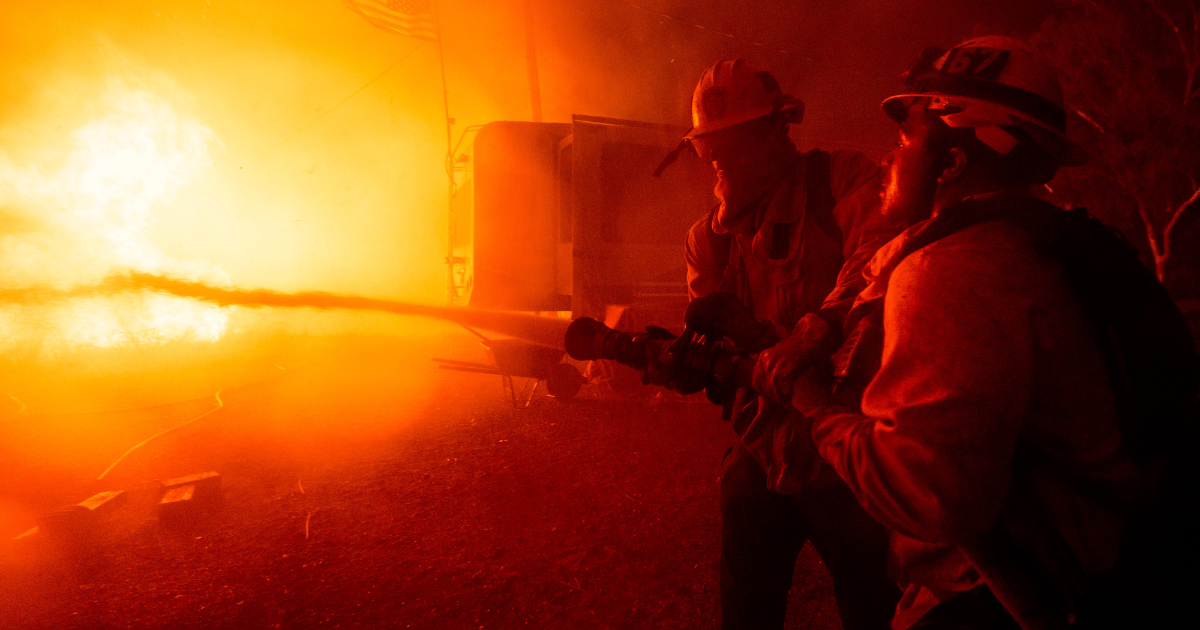 Los Angeles brucia di nuovo: 31mila evacuati a nord della metropoli. I vigili del fuoco: “Incendio difficile da contenere”