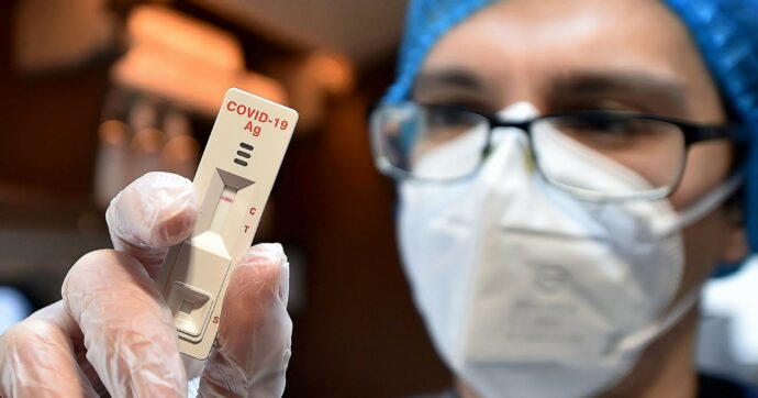 Tamponi rapidi: tutti assolti senza sentire Crisanti