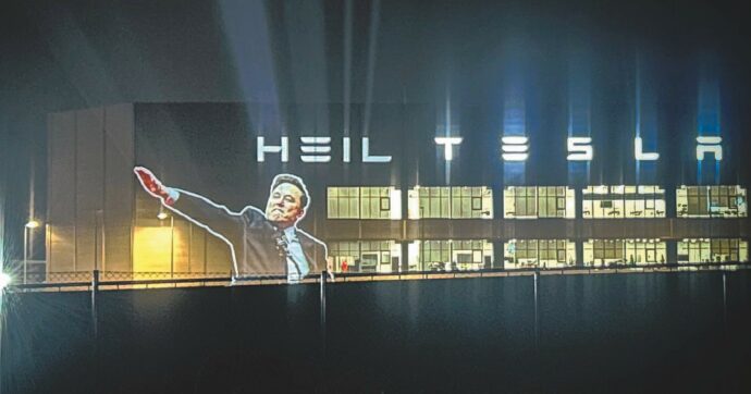 La scritta su Tesla a Berlino, i Led By Donkeys: “Noi che abbiamo messo alla berlina l’inganno di Trump: non comprate Musk”