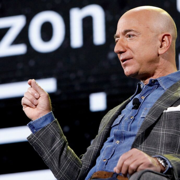Schiuma Party sul superyacht Koru: Jeff Bezos e Lauren Sanchez si divertono aspettando le nozze dell’anno