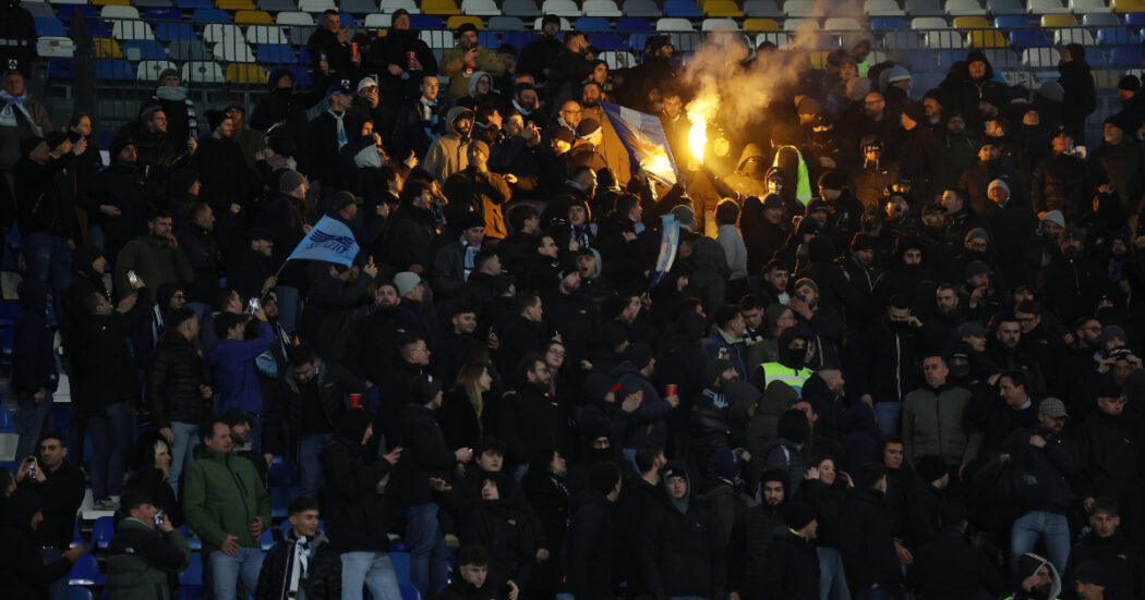 Roma, tifosi spagnoli aggrediti in centro da ultras della Lazio: tre feriti a coltellatre