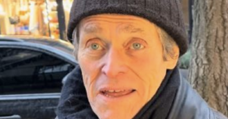 “Scusi signore, che lavoro fa?”: il tiktoker incontra il famoso attore di Hollywood ma non lo riconosce. La reazione di Willem Dafoe