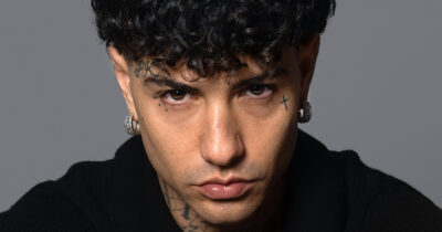 Copertina di “Mia figlia? Appena nasce, entro in carcere. Sto girando il cinepanettone con Christian De Sica. Non ho mai lavorato così tanto in vita mia”: Tony Effe ironico