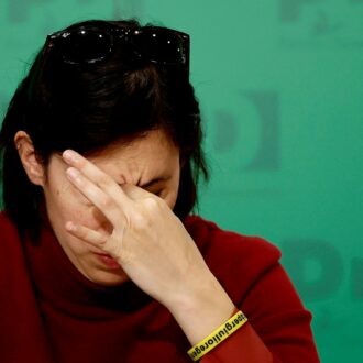 Copertina di I guai di Schlein: Jobs Act, armi, centristi, grattacieli, De Luca e ora Franceschini