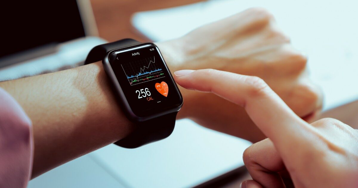 Lo smartwatch lancia l’allarme “caduta”: elicotteri e squadre specializzate lo cercano per tutta la notte nei boschi, ma lui dormiva a casa. Ecco cosa è sccesso