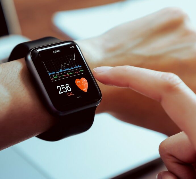 Lo smartwatch lancia l’allarme “caduta”: elicotteri e squadre specializzate lo cercano per tutta la notte nei boschi, ma lui dormiva a casa. Ecco cosa è sccesso