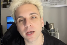 Copertina di “Non ero uno stinco di santo e molte volte trattavo le ragazze di me**a. Però scrivevo canzoni d’amore coi Dear Jack”: la confessione di Alessio Bernabei