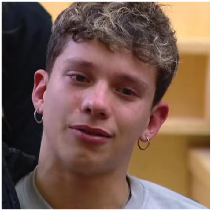 Amici 24, Maria De Filippi: “Alessio, bisogna che ti operi. Poi hai 7 settimane di fermo prima di riappoggiare il piede”. Il ballerino disperato e in lacrime