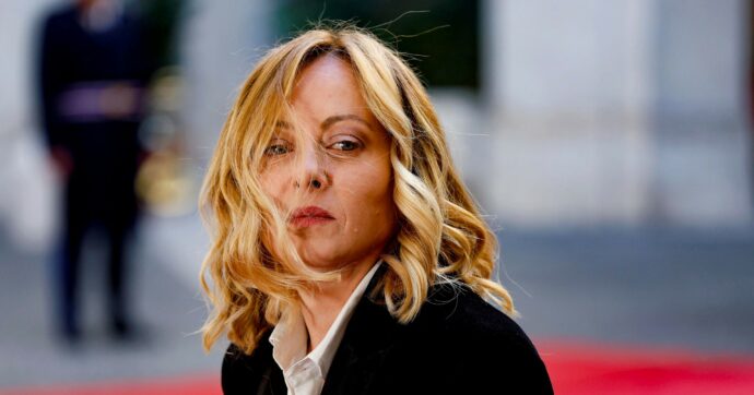 Meloni si difende e rilancia il complotto della Cpi