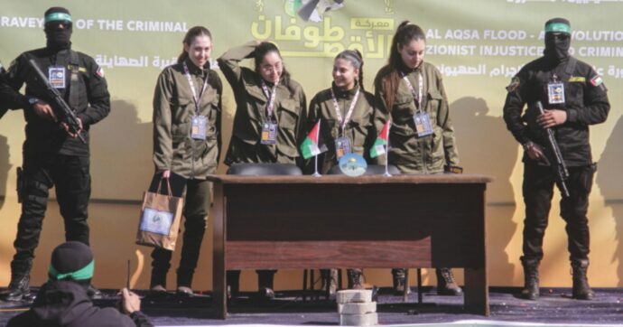 Soldatesse libere, lo “show” allestito sul palco di Hamas