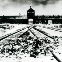 ©Girella/Lapresse
1944 Auschwitz Polonia 
Esteri
Campo di concentramento nazista di Auschwitz.
Nella foto : L’ingresso del campo di concentramento di Auschwitz,detto anche ” Le porte dell’ inferno ” .